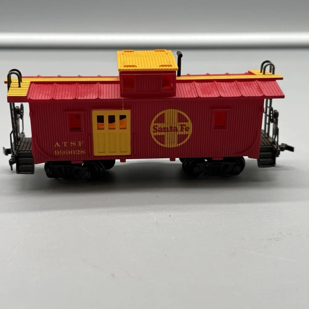 HO Scale Bachmann ATSF #999628 Caboose Model Train Car